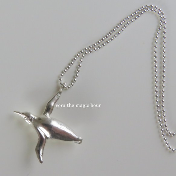 泳ぐペンギンのネックレス